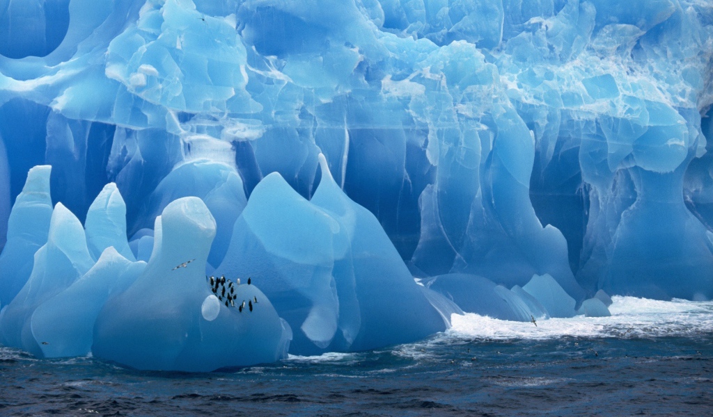 Великолепный голубой ледник