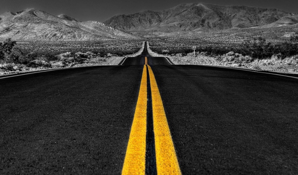 Шоссе посреди серой равнины