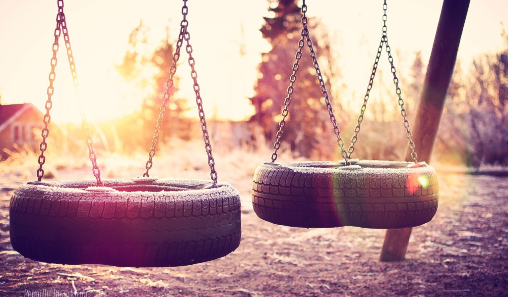 Иней на качелях из шин
