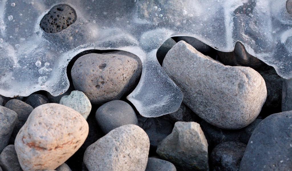 Лед на камнях