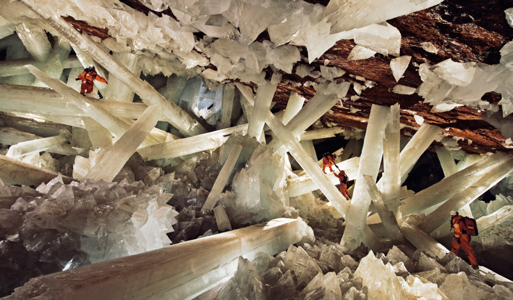 Большие кристаллы в пещере