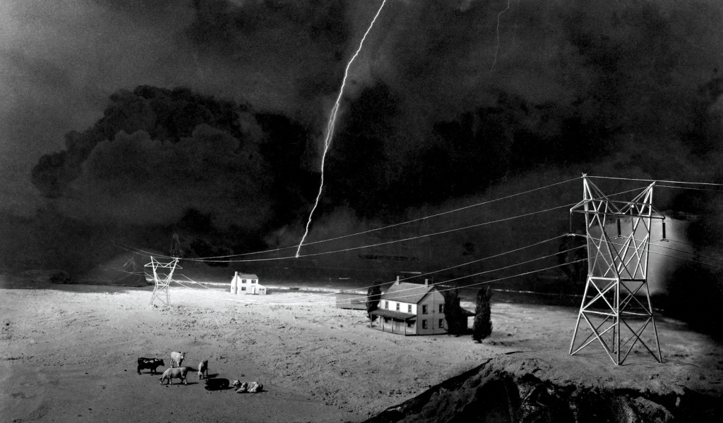 Молния ударила в провода