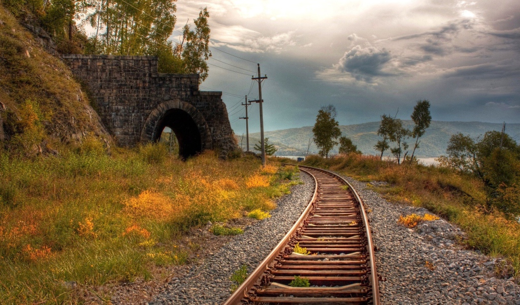 Старая железная дорога у разрушенного тоннеля