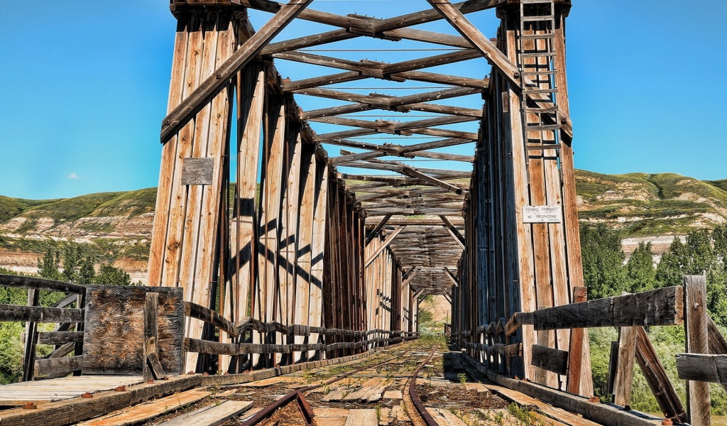 Старый железнодорожный мост из дерева