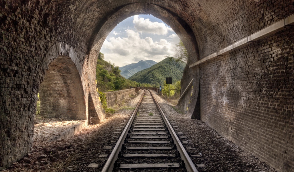 Железнодорожный тоннель из камня