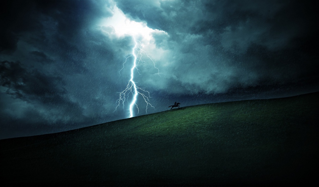 Всадник убегает от молнии и грозы