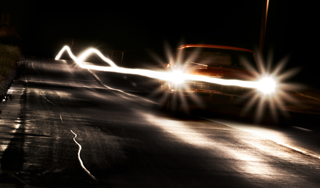 Автомобиль на ночной дороге