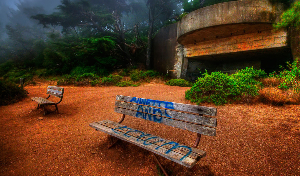 Надпись на скамейке