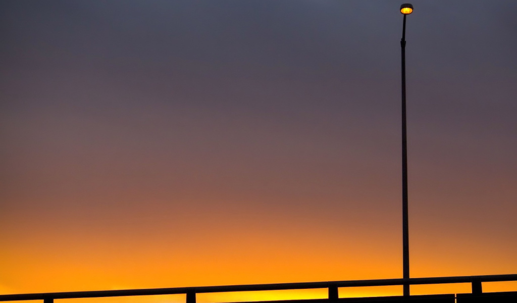 Фонарь в на рассвете