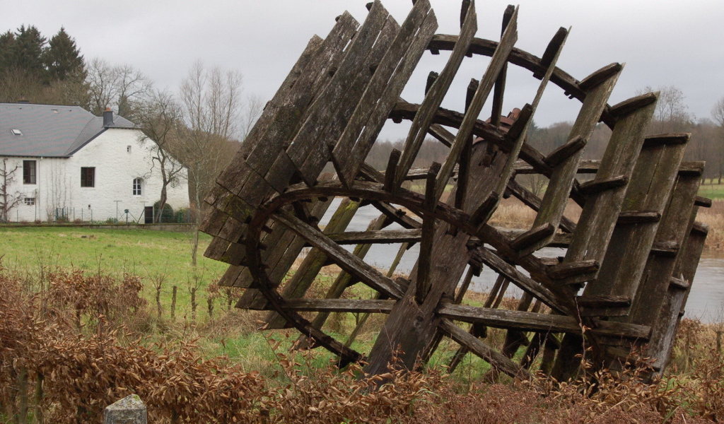 Старое колесо водяной мельницы