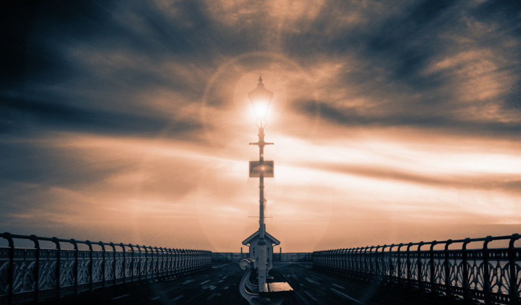 Фонарь и скамейка на пирсе