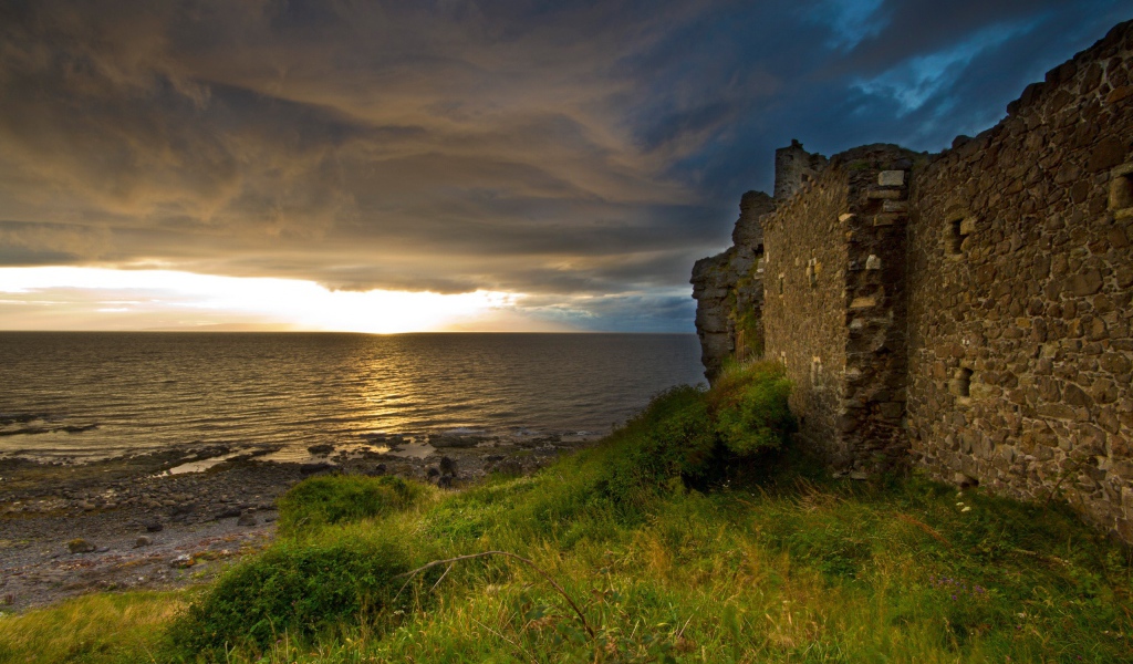 Стена старинной постройки на берегу моря