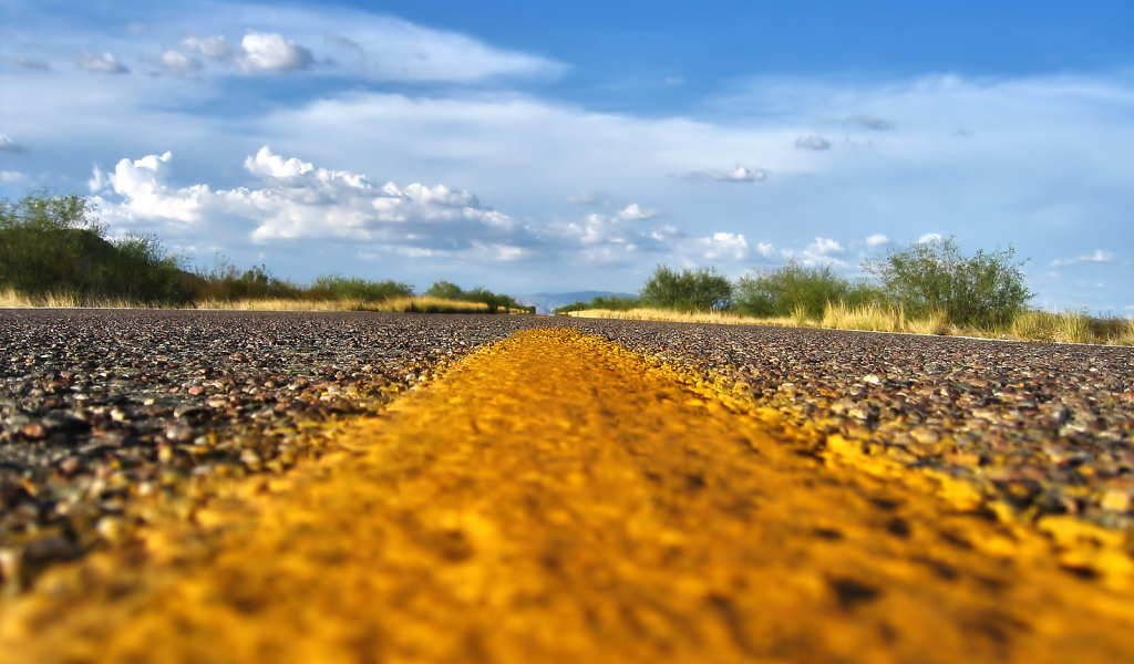 Желтая разметка на асфальте