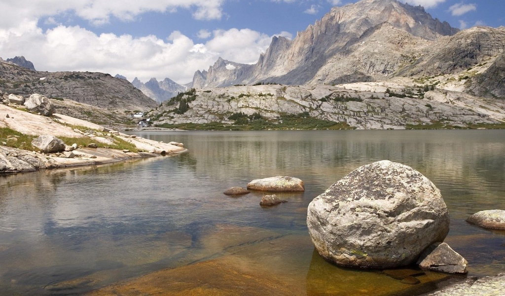 Одинокий валун в озере