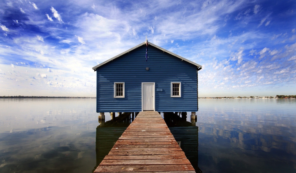 Синяя лодочная станция на озере