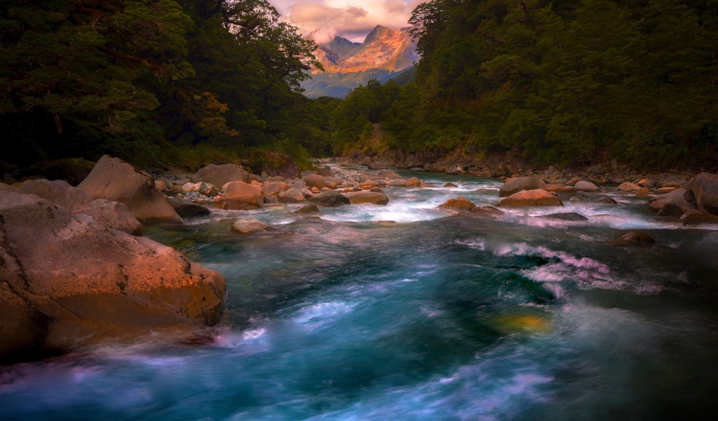 Валуны в бурной горной реке