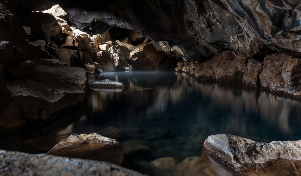 Прозрачная вода в озере в пещере