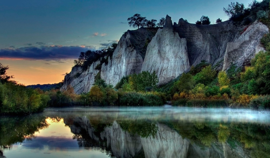 Отвесные скалы на берегу реки