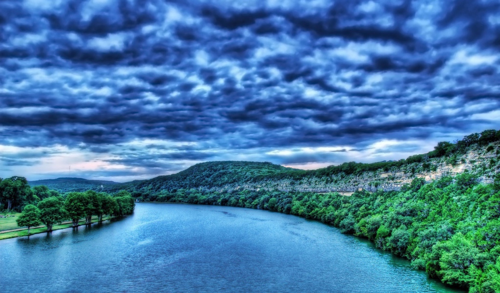 Темно синие облака над рекой