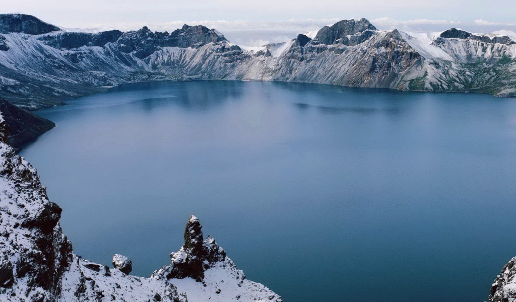 Темное озеро в жерле старого вулкана