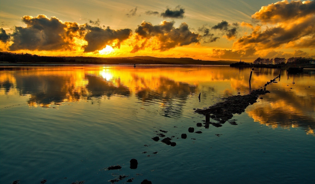 Огненный закат отражается в озере