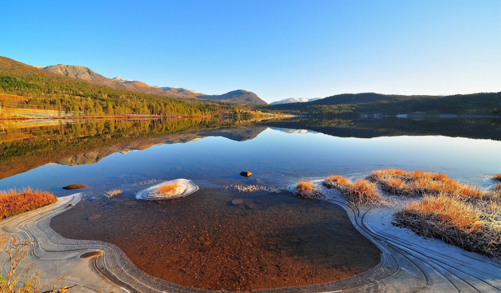 Первый лед на горном озере