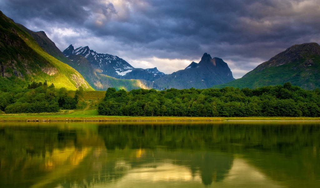 Зеленое озеро в горной долине