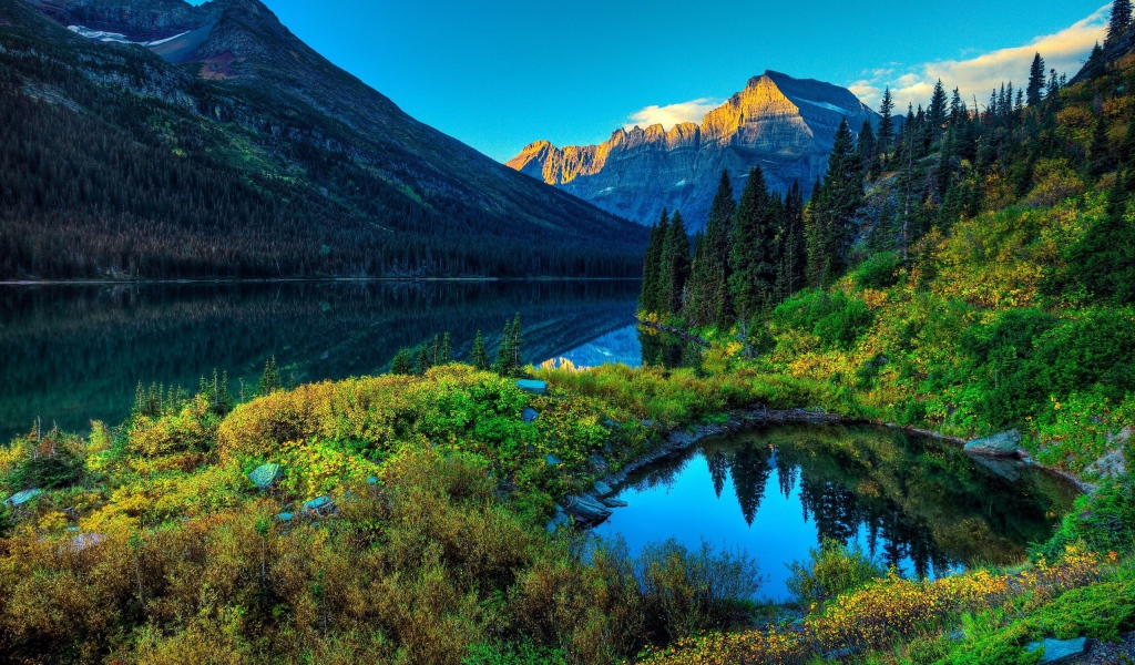 Озерцо у спокойной реки в горах