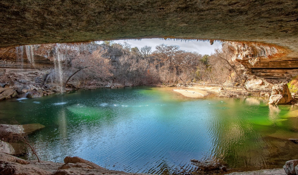 Озеро под сводом пещеры