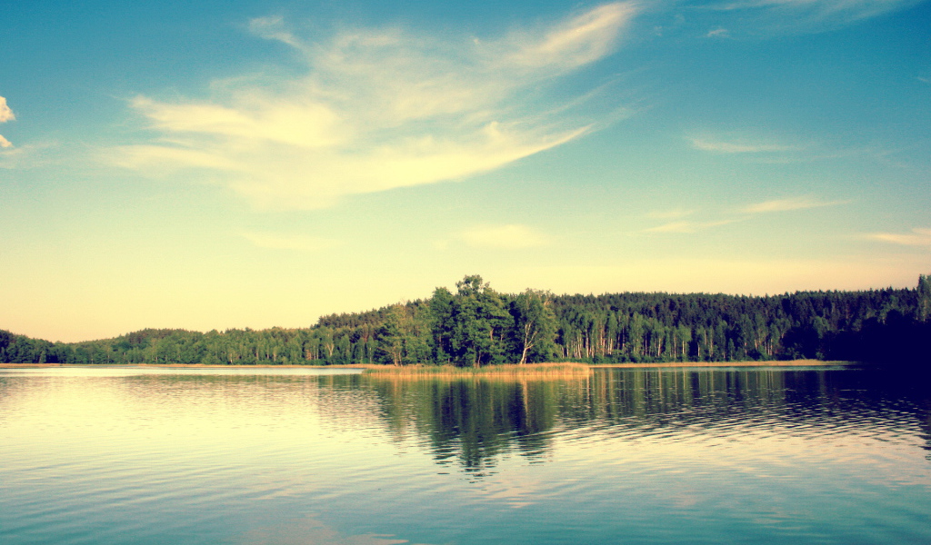 Легкие облака над озером