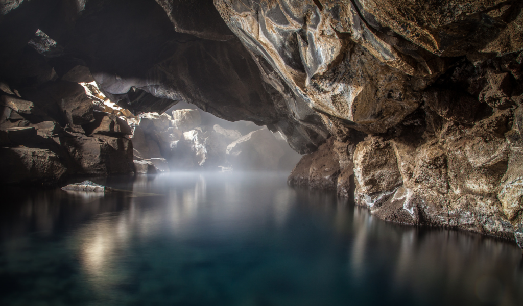 Туманное озеро в пещере