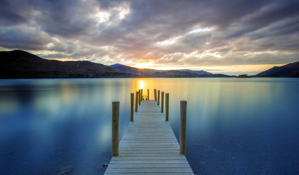 Причал на озере перед закатом