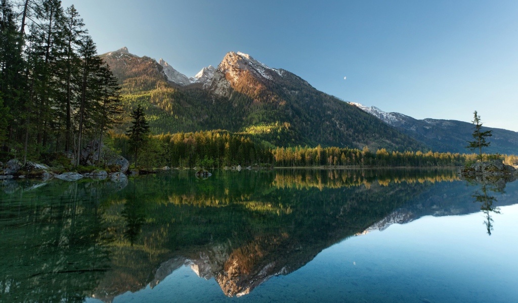 Тихое озеро у подножия гор