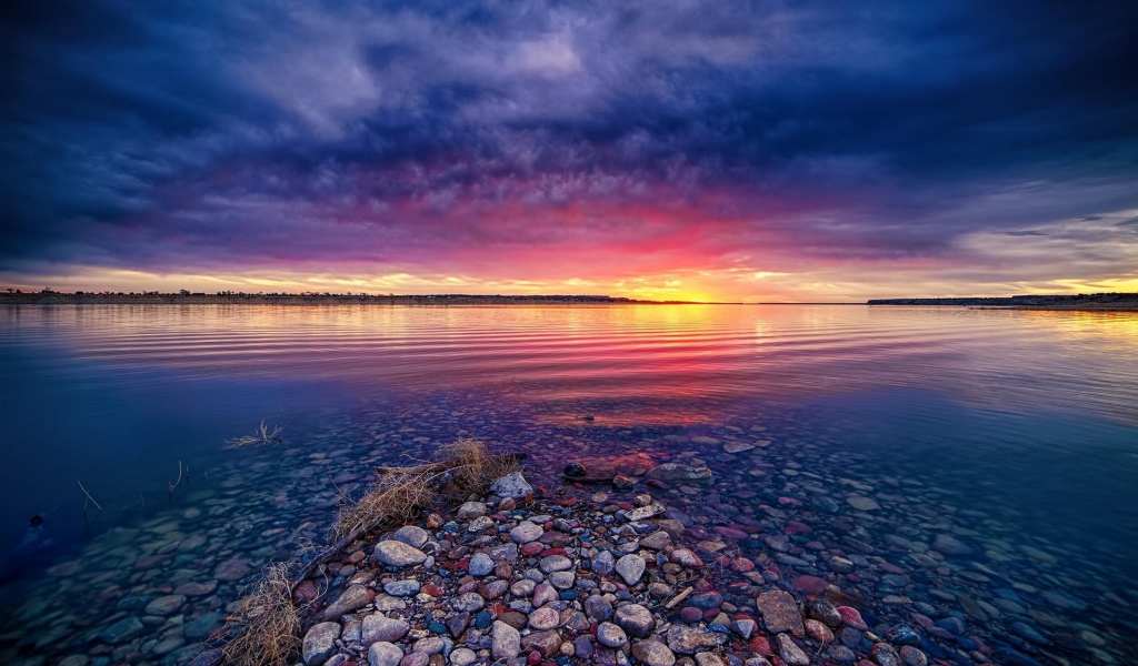 Спокойное мелкое озеро во время заката