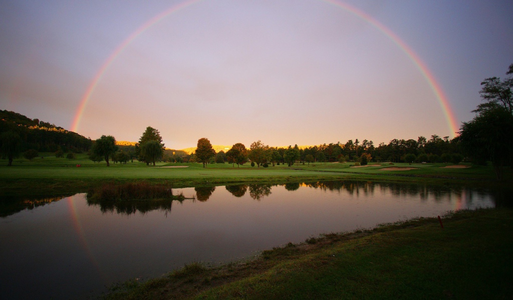 Радуга после дождя над озером