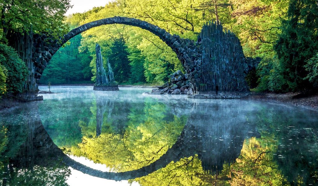 Отражение в зеркальной глади реки