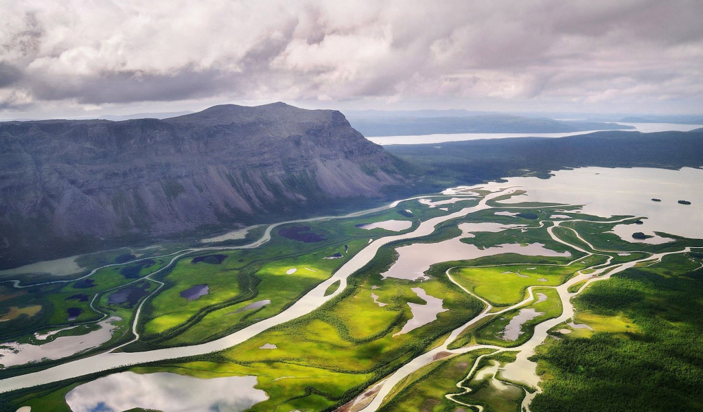 Дельта реки среди гор