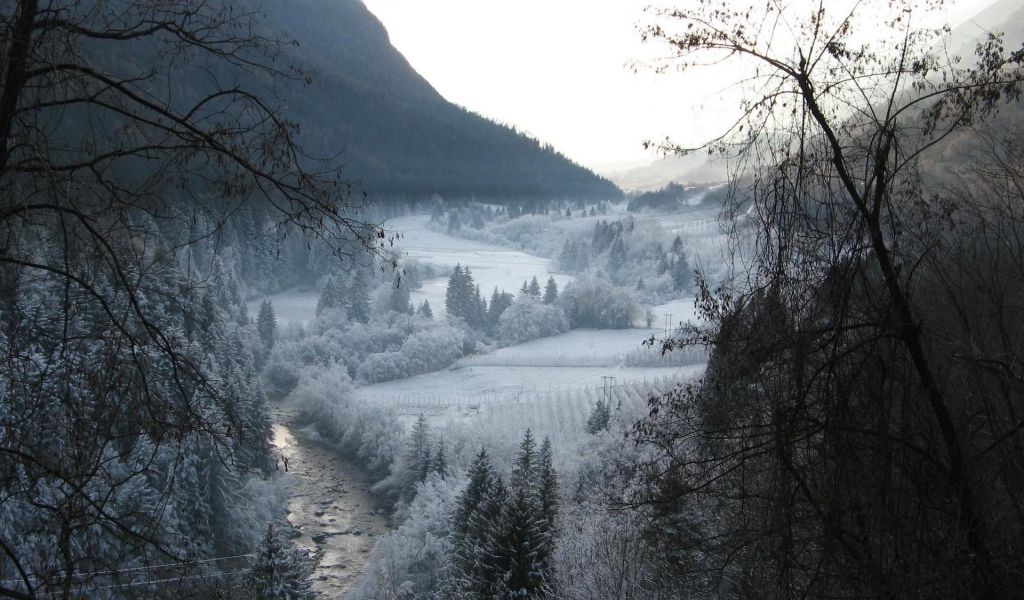 Река в горной долине зимой
