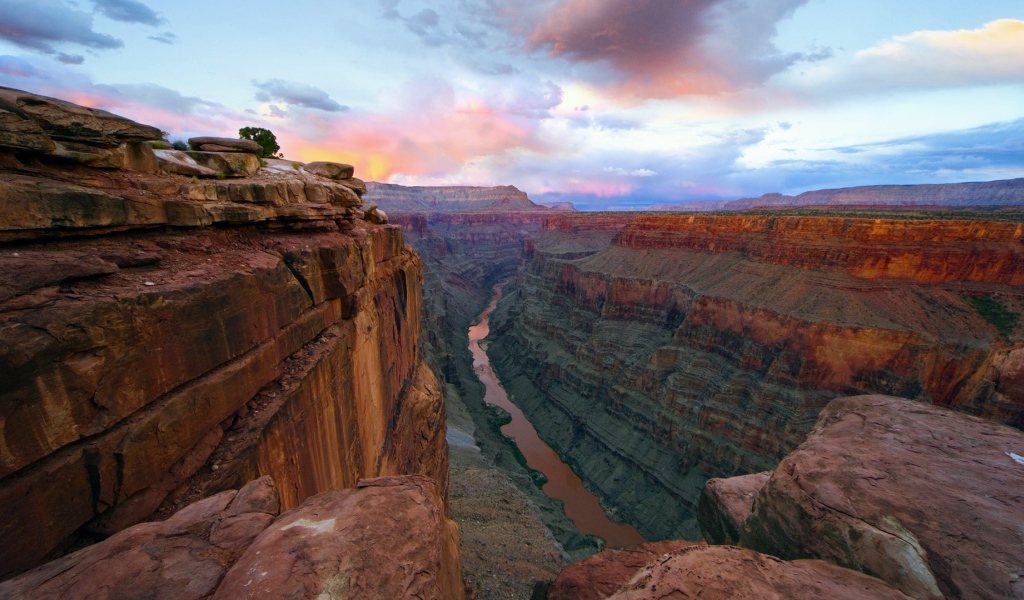 Река с коричневой водой на дне каньона