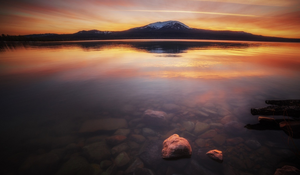 Каменистое дно прозрачного озера в горах