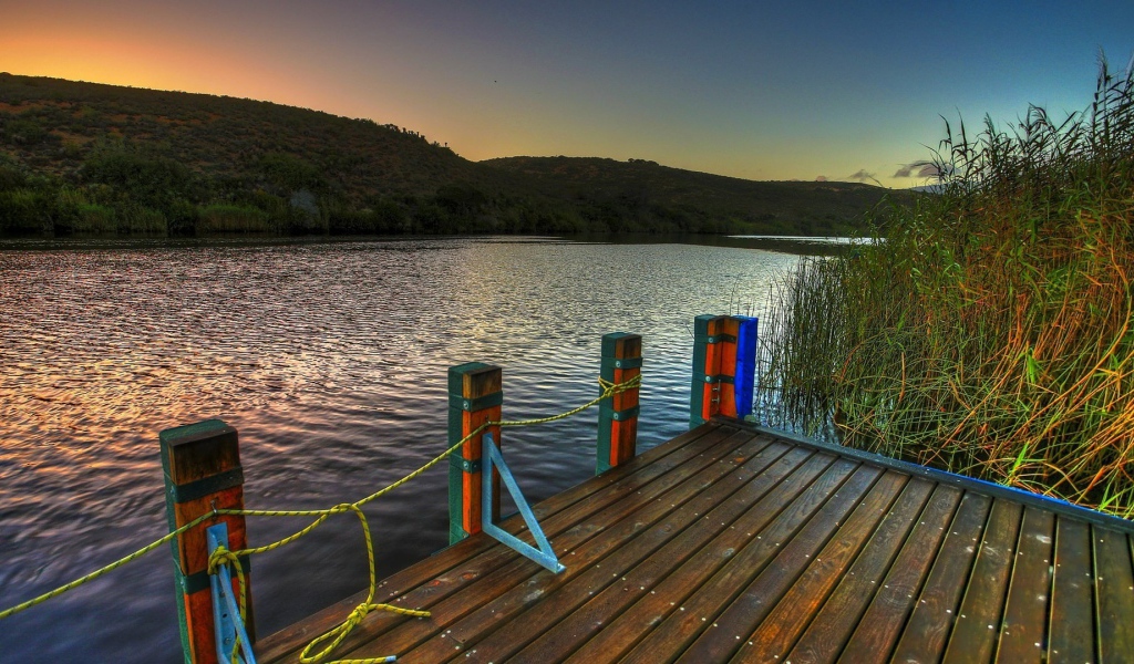 Веревки на деревянном причале
