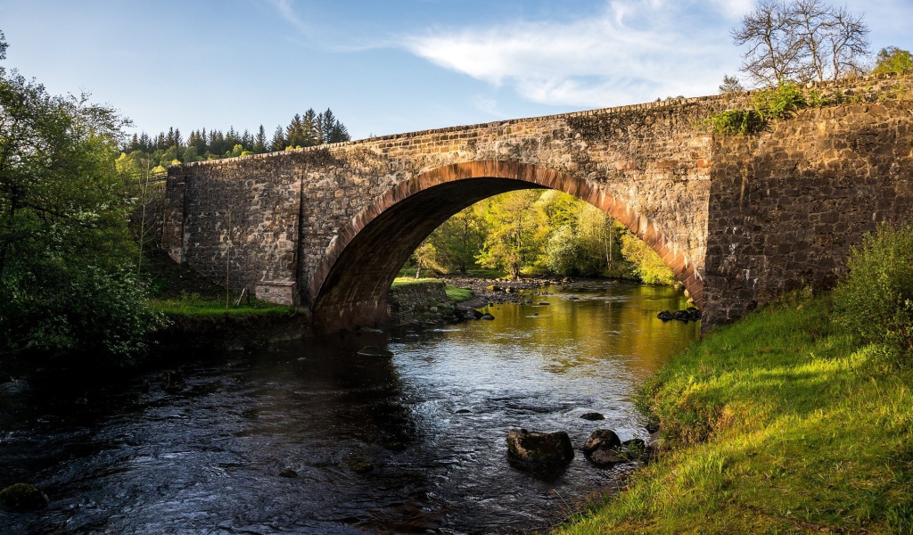 Основательный каменный мост через реку