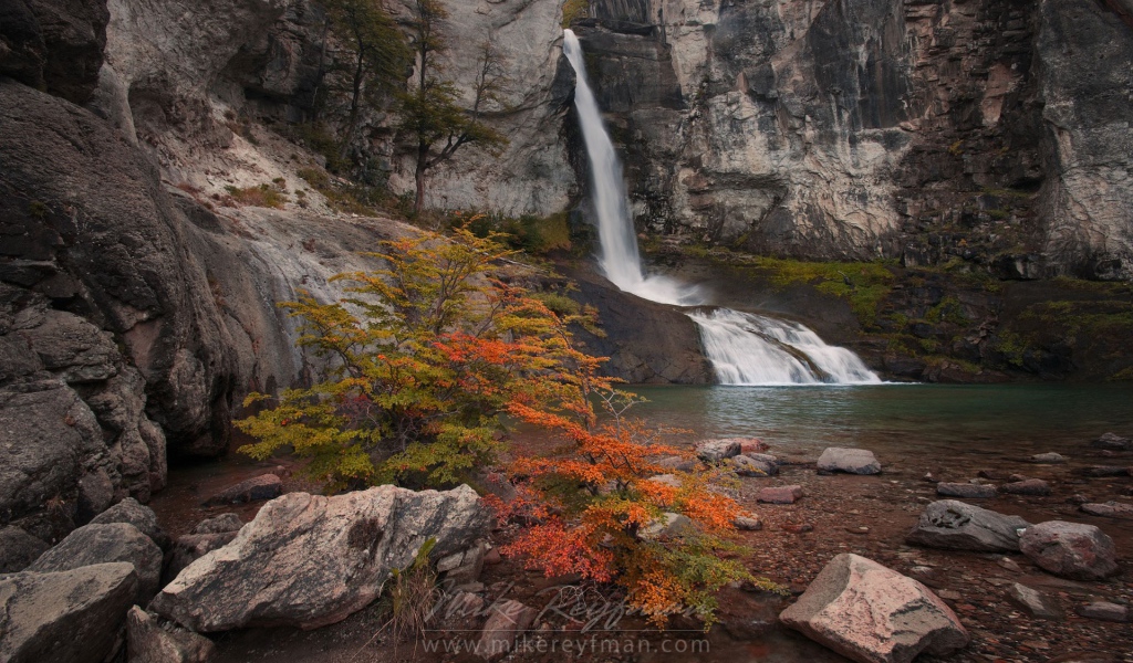 Начало реки у отвесной скалы