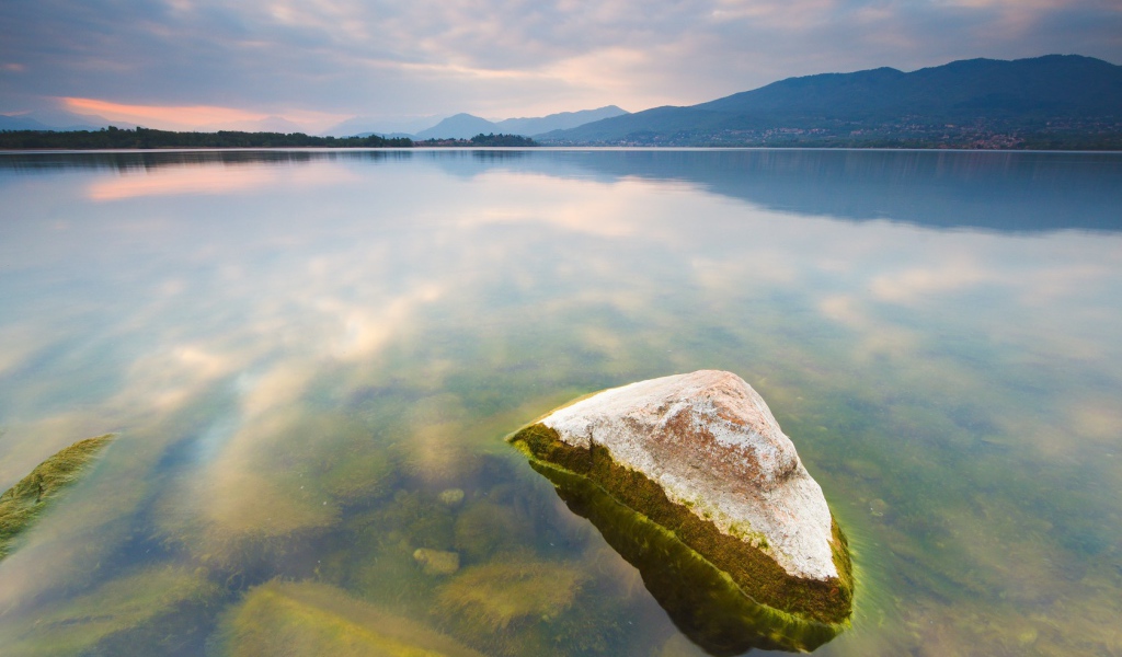 Камень в воде озера