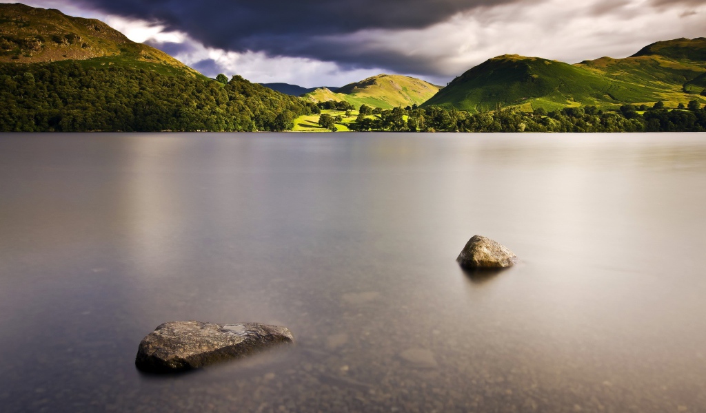 Камни в воде мелкого озера