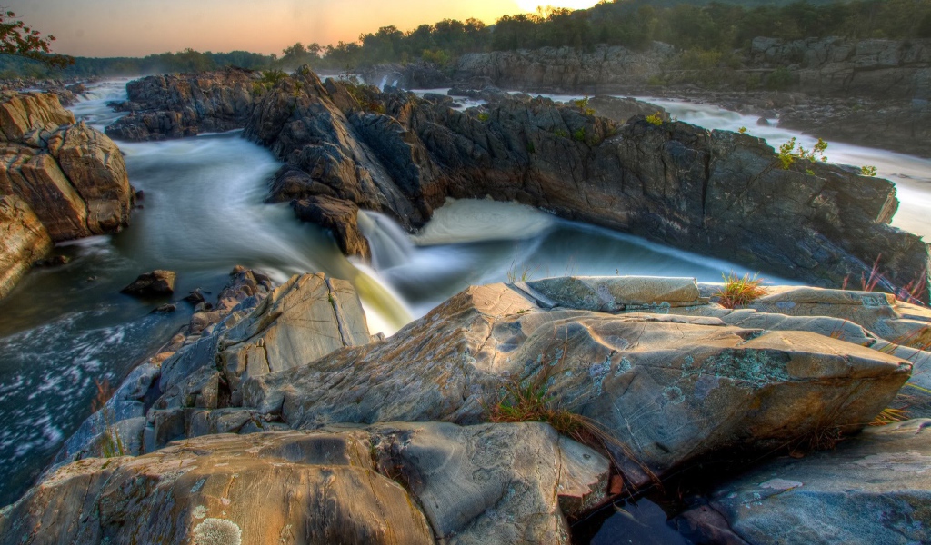 Бурная река среди скальных образований