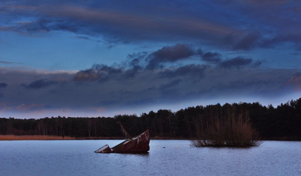 Баржа затонула в озере