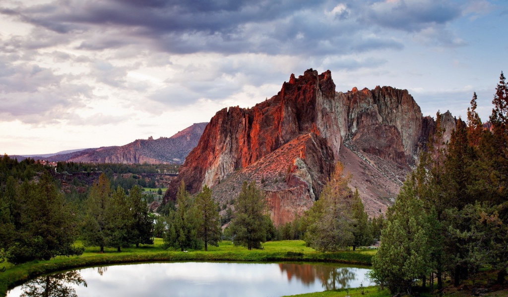 Озеро у подножия красной скалы