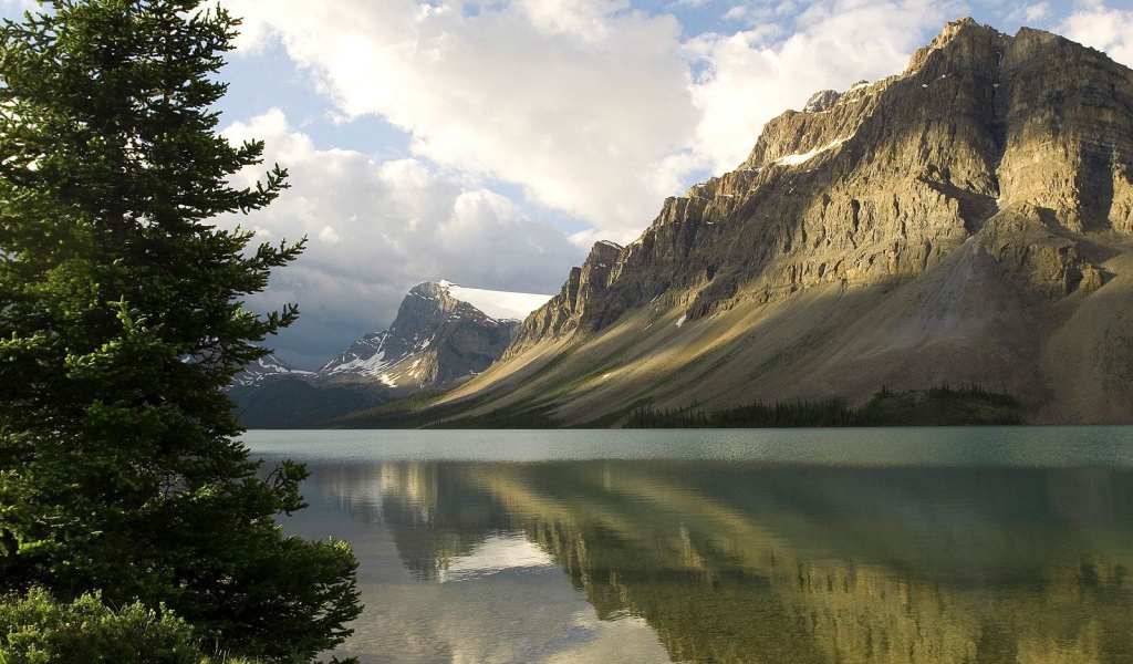 Озеро у подножия скалы