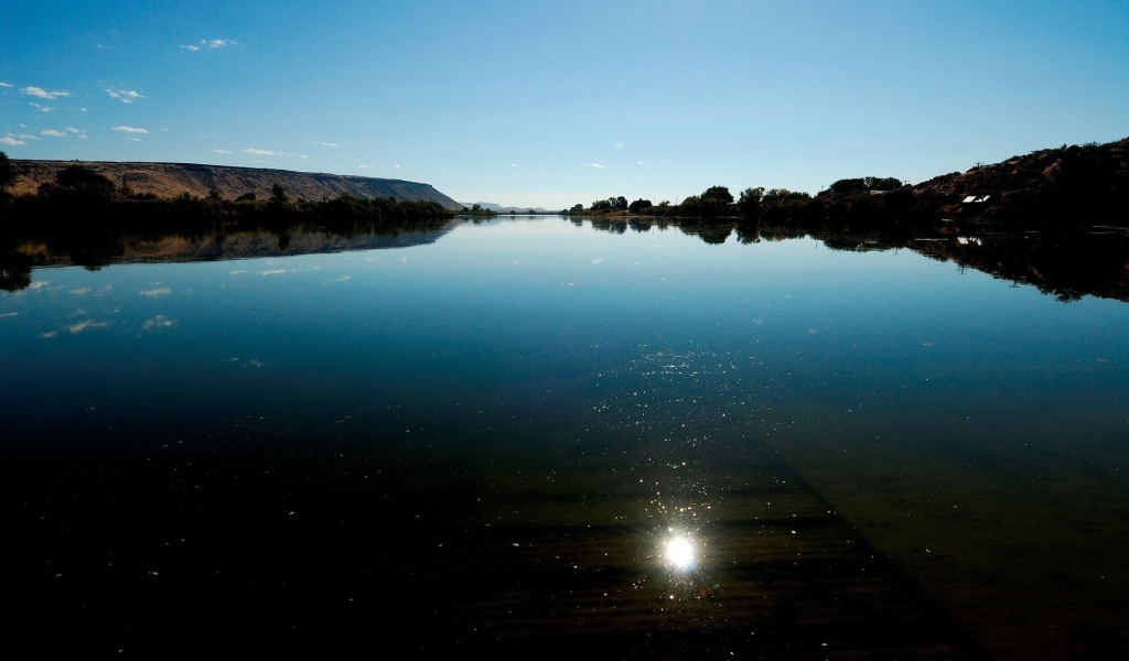 Зеркальная гладь спокойного горного озера